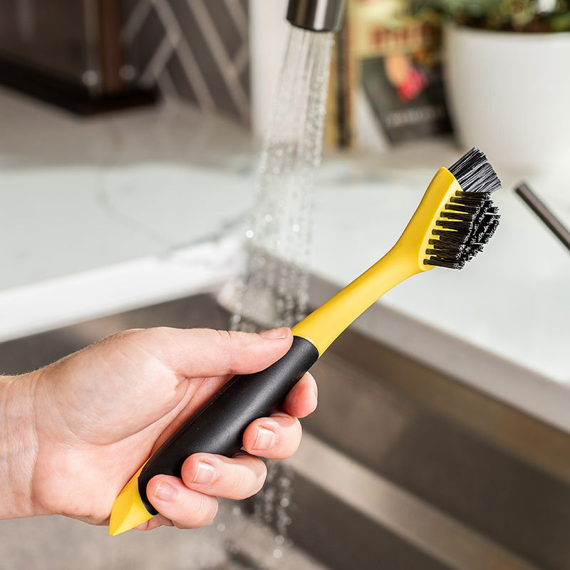1_CGBRSH_CornerandGrooveBrush_Lifestyle_800x800_WEB.jpg