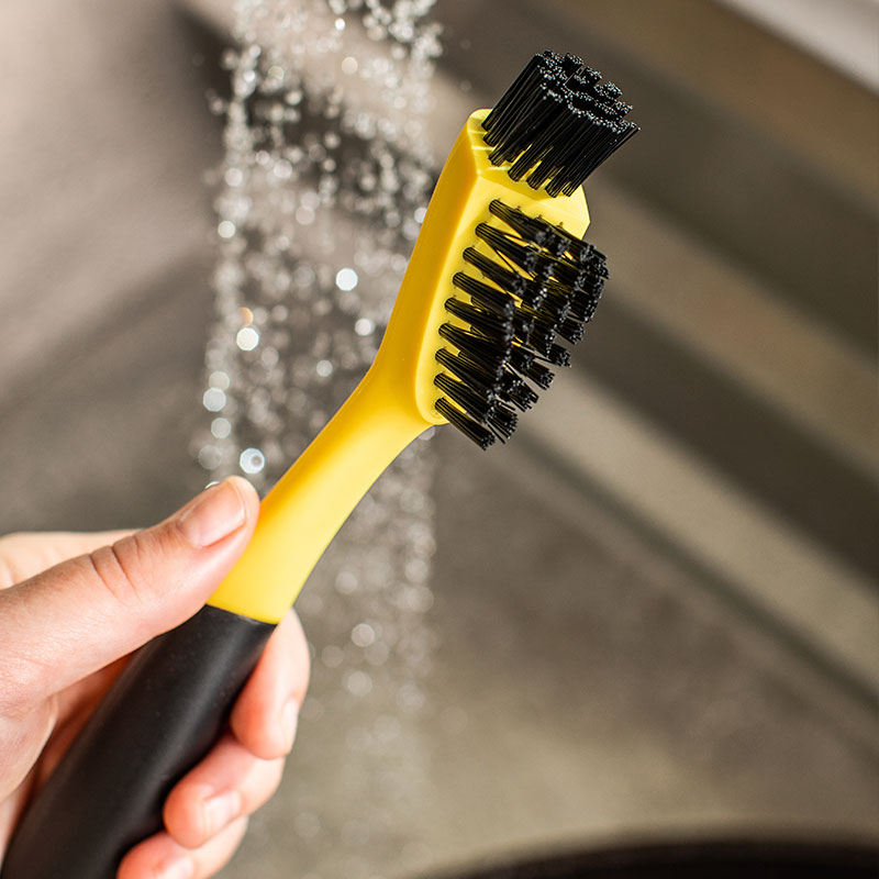 2_CGBRSH_CornerandGrooveBrush_Lifestyle_800x800_WEB.jpg